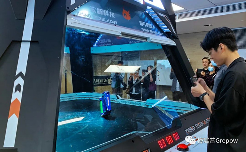 玄智科技同事在新辦公場所，展示了輕量級格斗機器人表演
